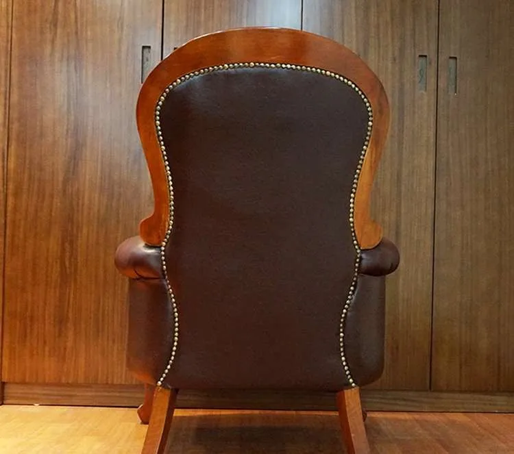 Роскошный коричневый кожаный диван в деревянной оправе