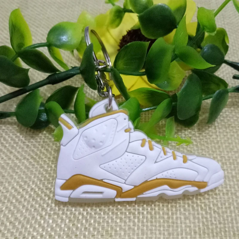 
2018 Customized cartoon sneaker key pendant 