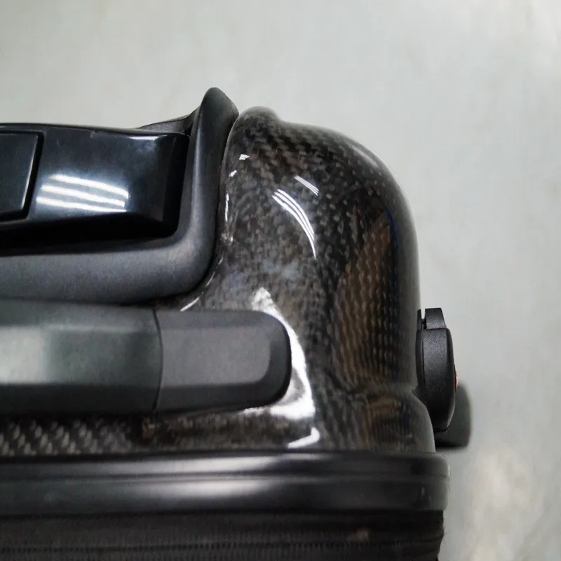 Чемодан из углеродного