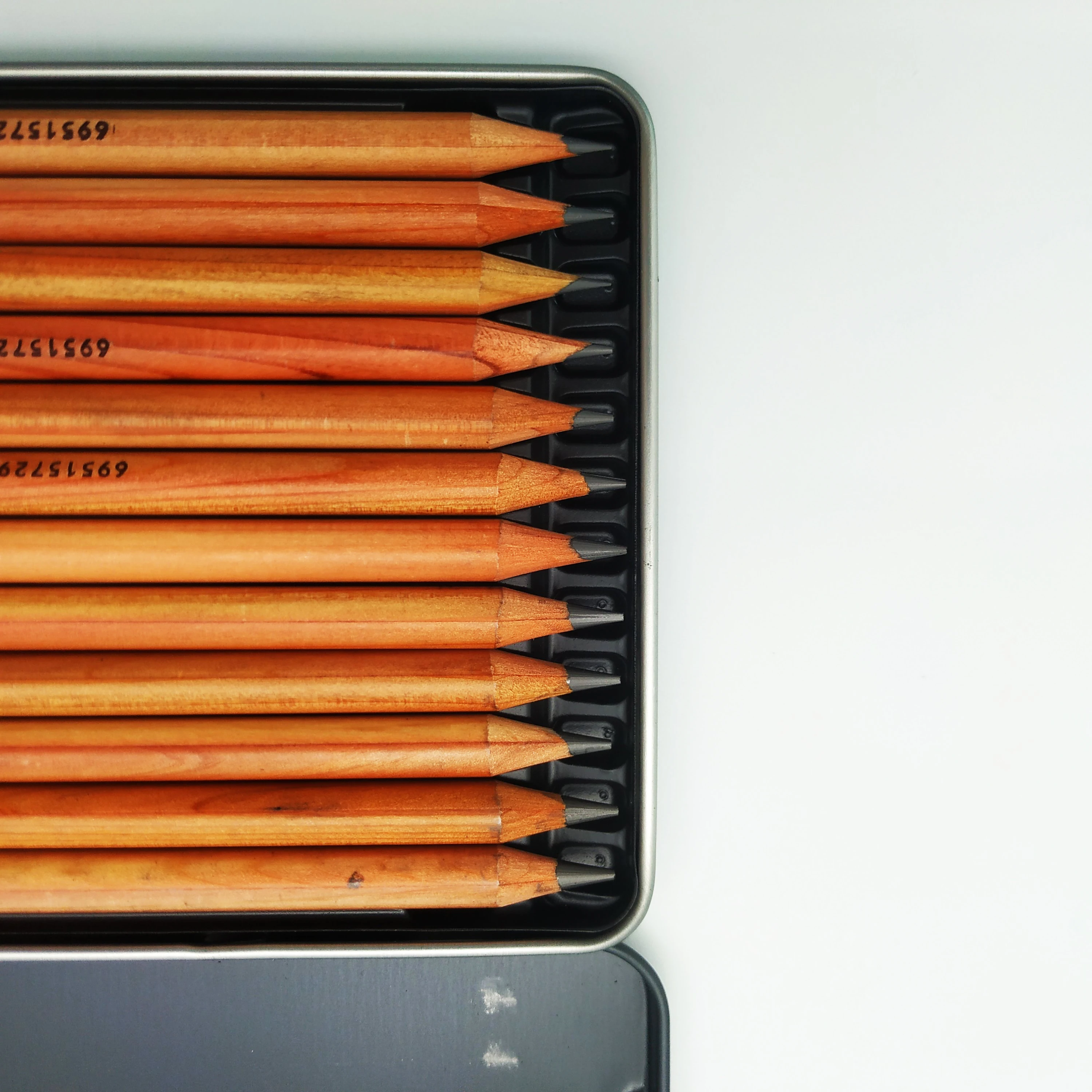 
Hot Sell Customized Logo Printed 12 PCS Sketching Pencils Set 2B 3B 4B Wooden Art Pencils With Metal Box 