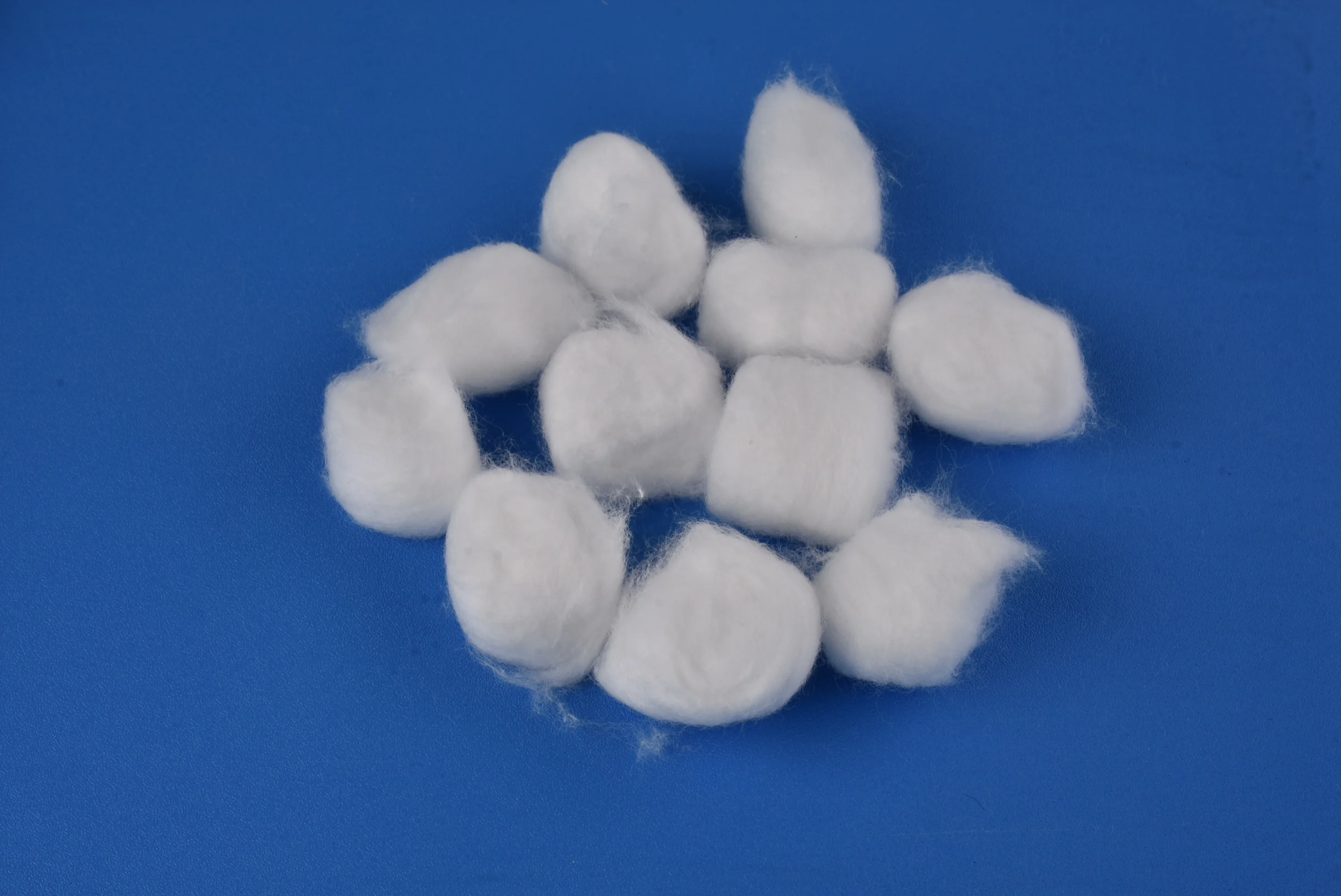 
100% organic round cotton balls hypoallergenic and lint free for medical use medical cotton balls for surgical operations 