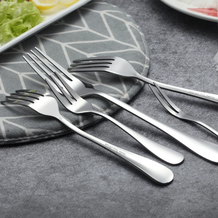 Набор многоразовых вилок из нержавеющей стали.