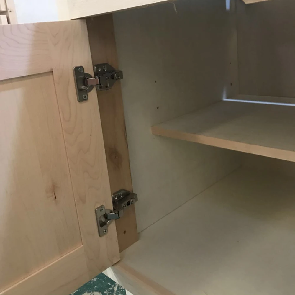 Неокрашенная полностью деревянная кухонная кабина в американском стиле