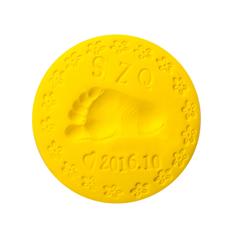 
Первый Рождественский подарок из глины с принтом и отпечатками пальцев 