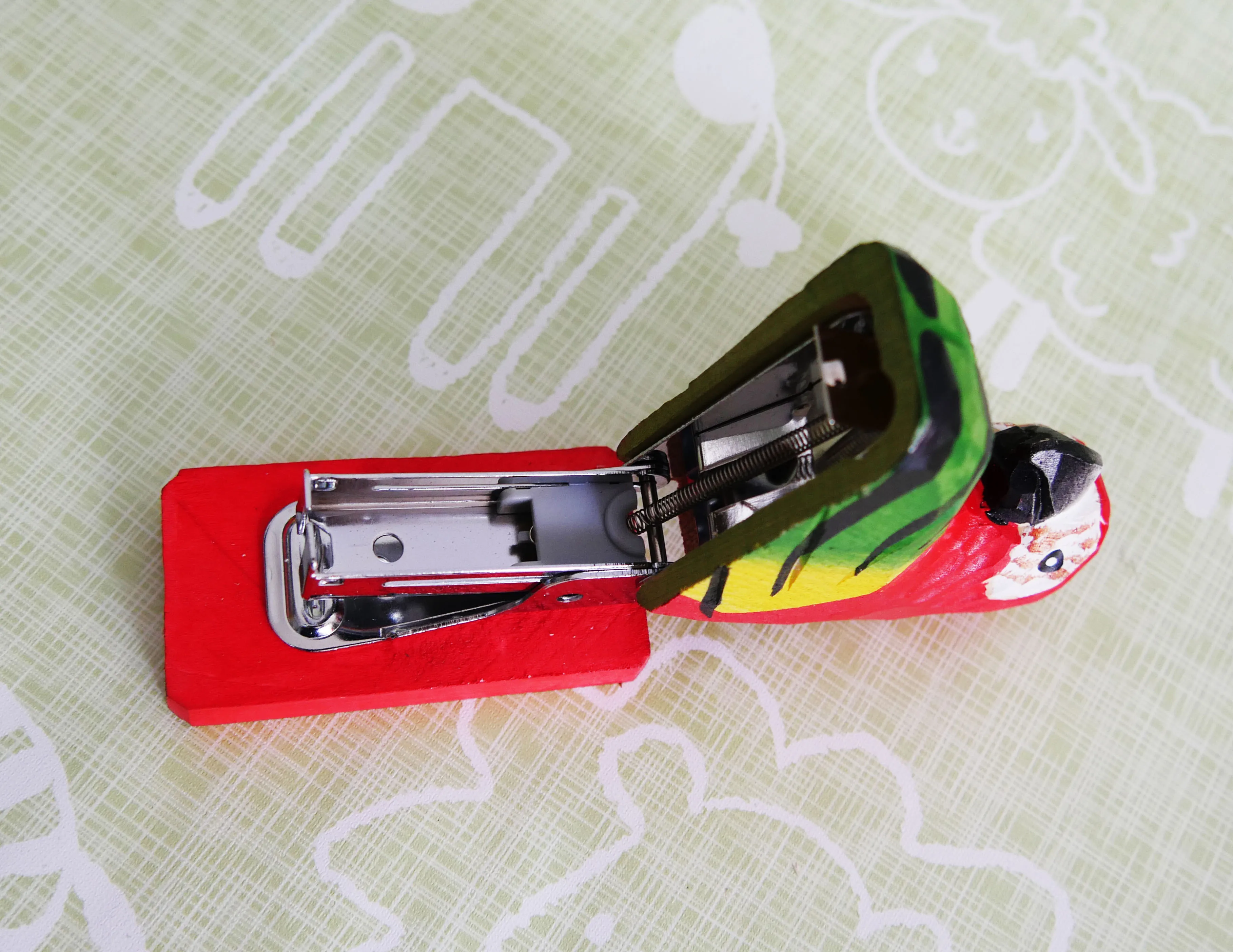 
wholesale creative new style handmade school office stationery wood carving animal shape stapler decoration gifts for kids 