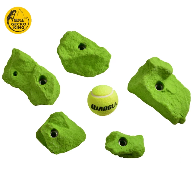 Ручные камни держит для скалолазная стена для лазания