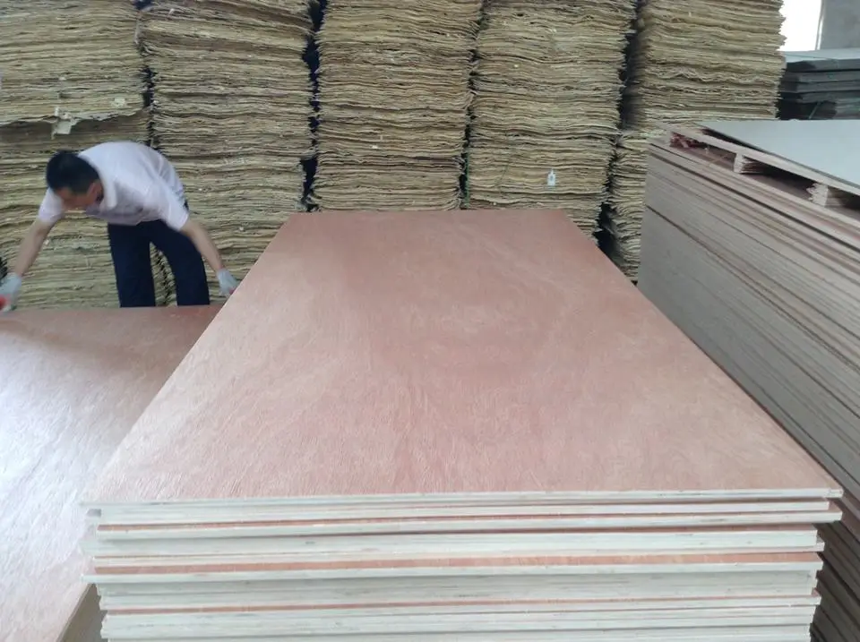 Triplay Lupuna Blanco alamo artificial 4 mm 1.22 x 2.44 metros