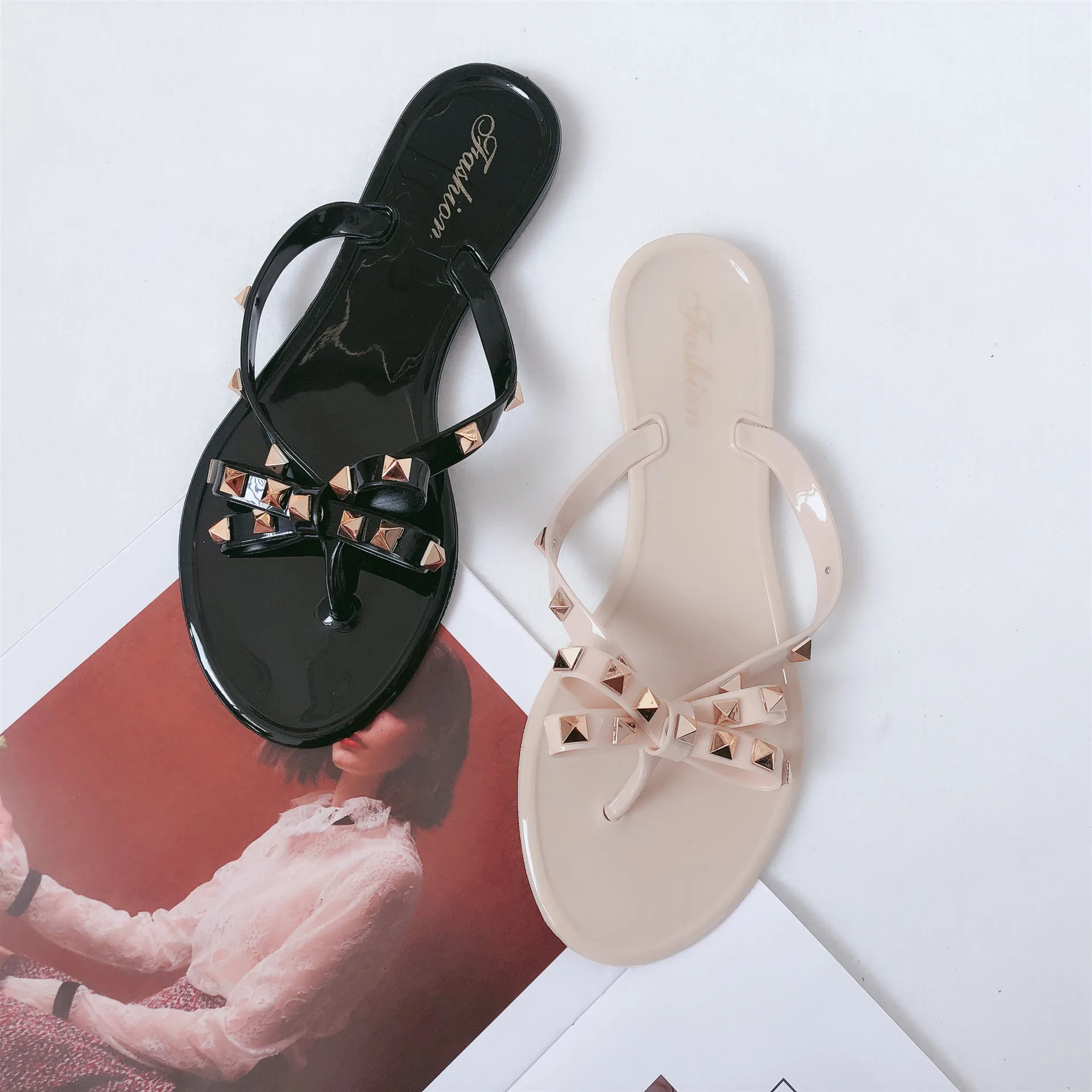 Flip-flops for women flat beach flip-flops are a hot seller of new summer 2019 studded bow crystal jelly slippers