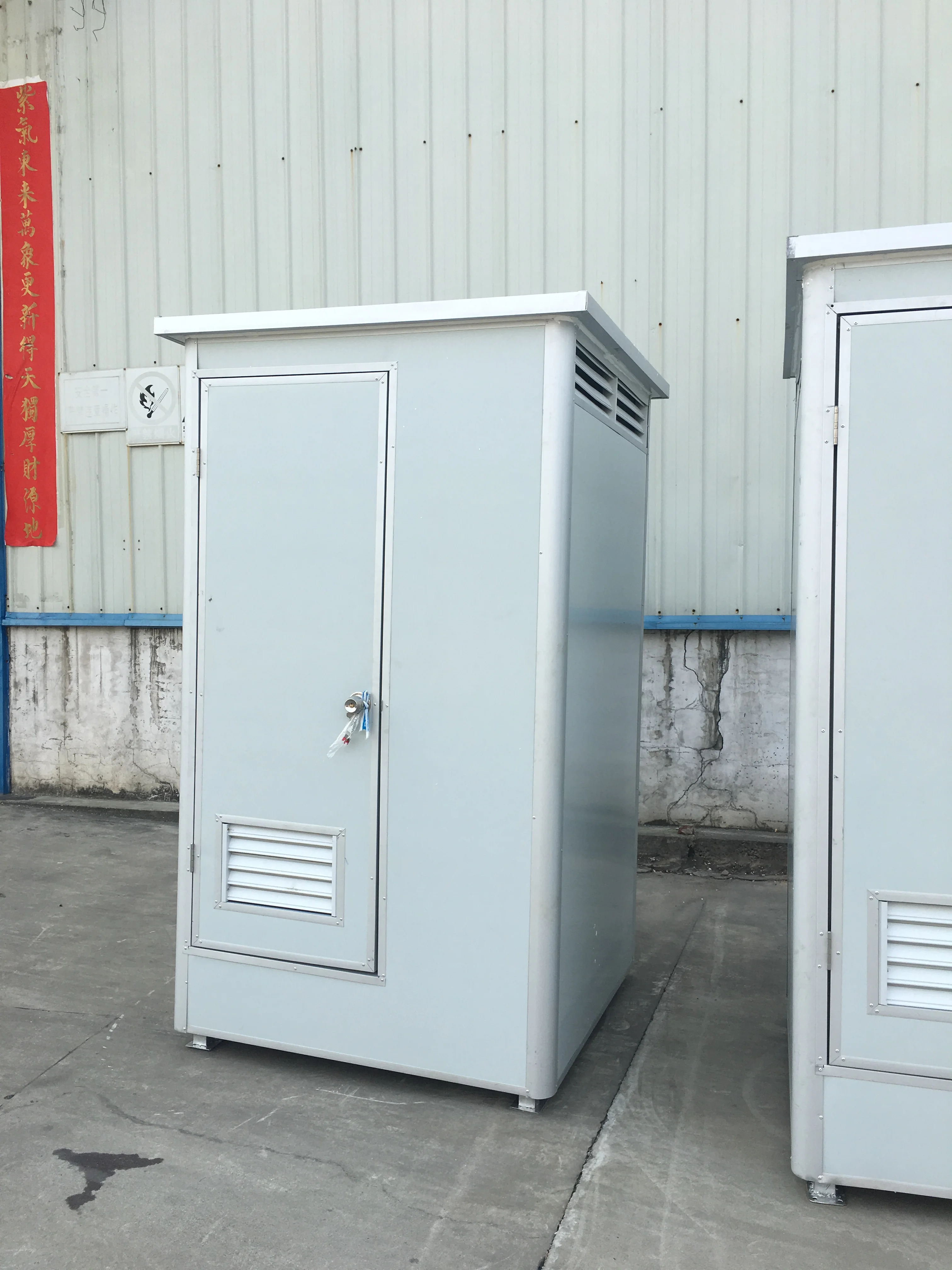 Made in China Easy to Assemble Prefabricated Mobile Toilet with Sandwich Panel or Corrugated Steel Plate Roof