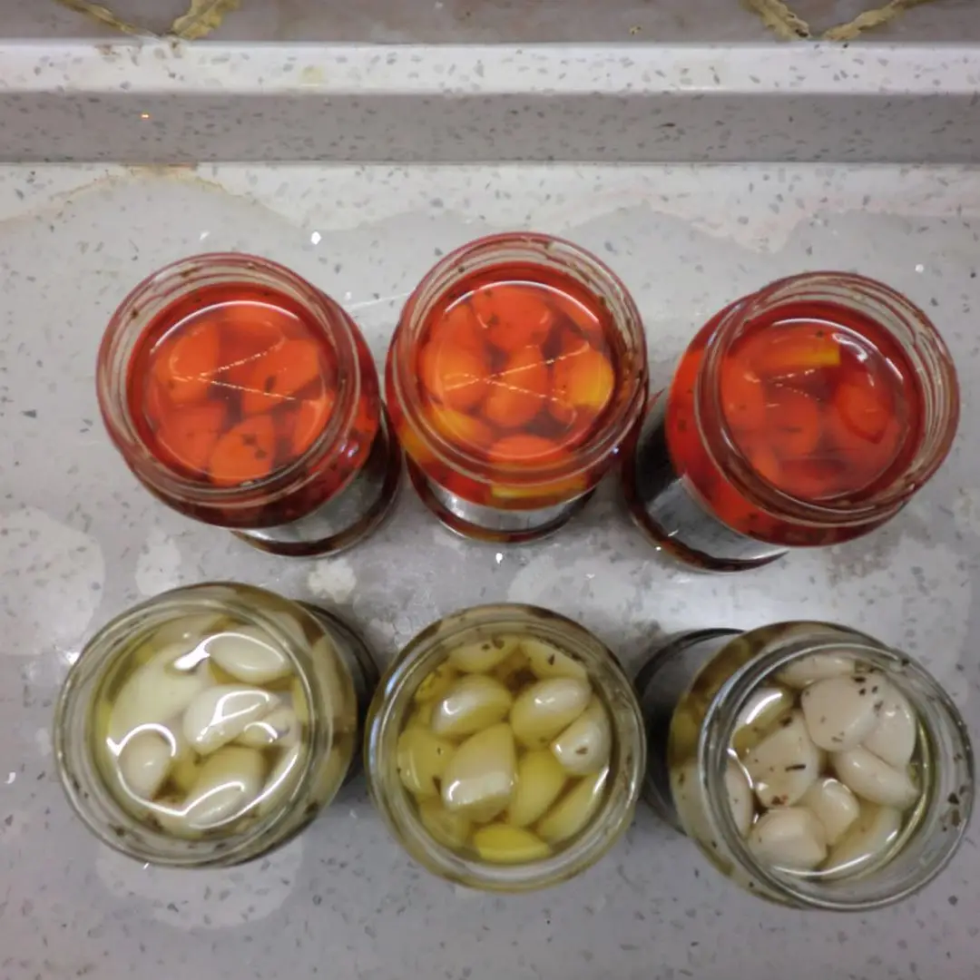 Chinese canned Marinated garlic with herbs