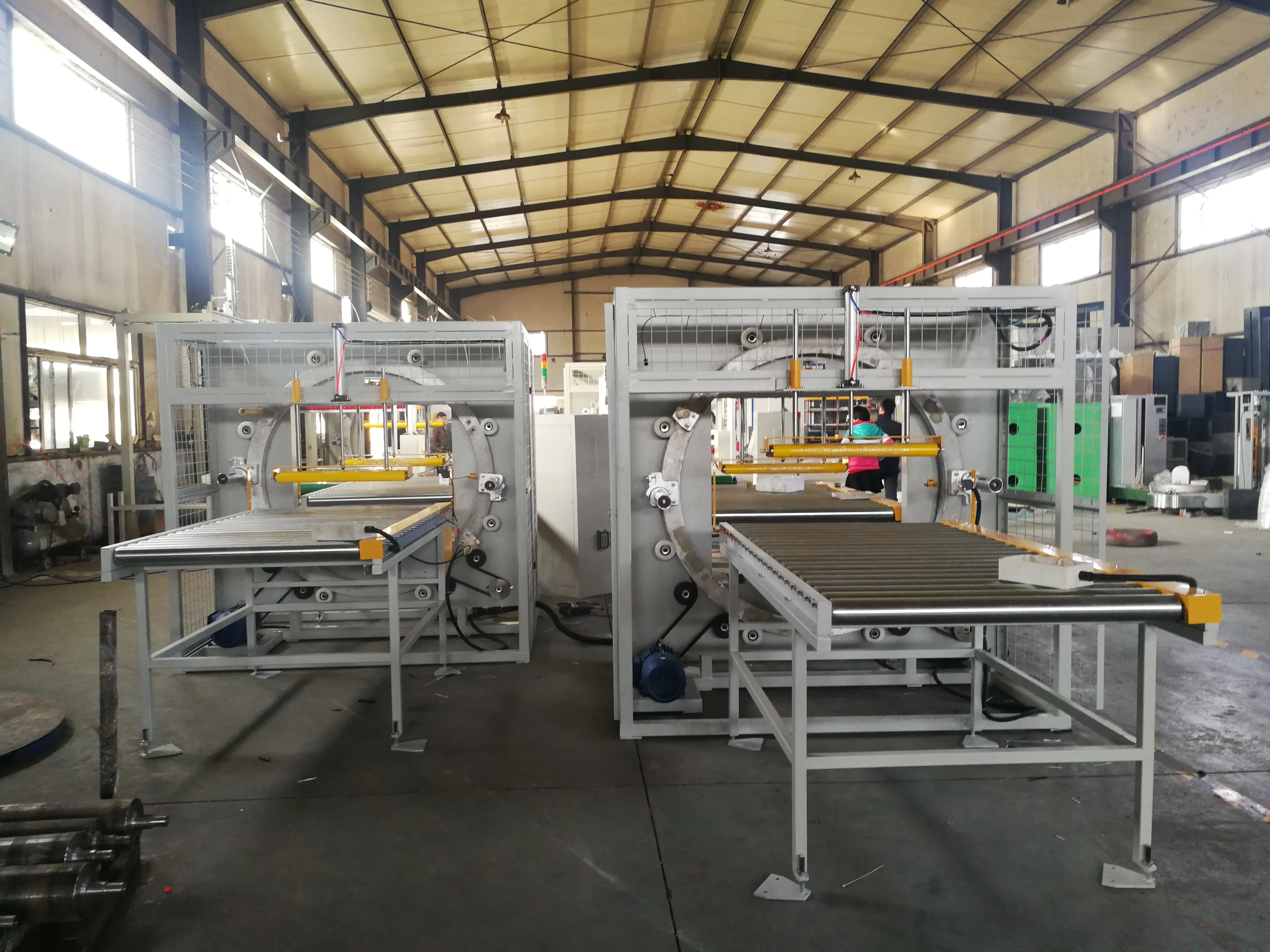 Horizontal orbital stretch wrapping machine