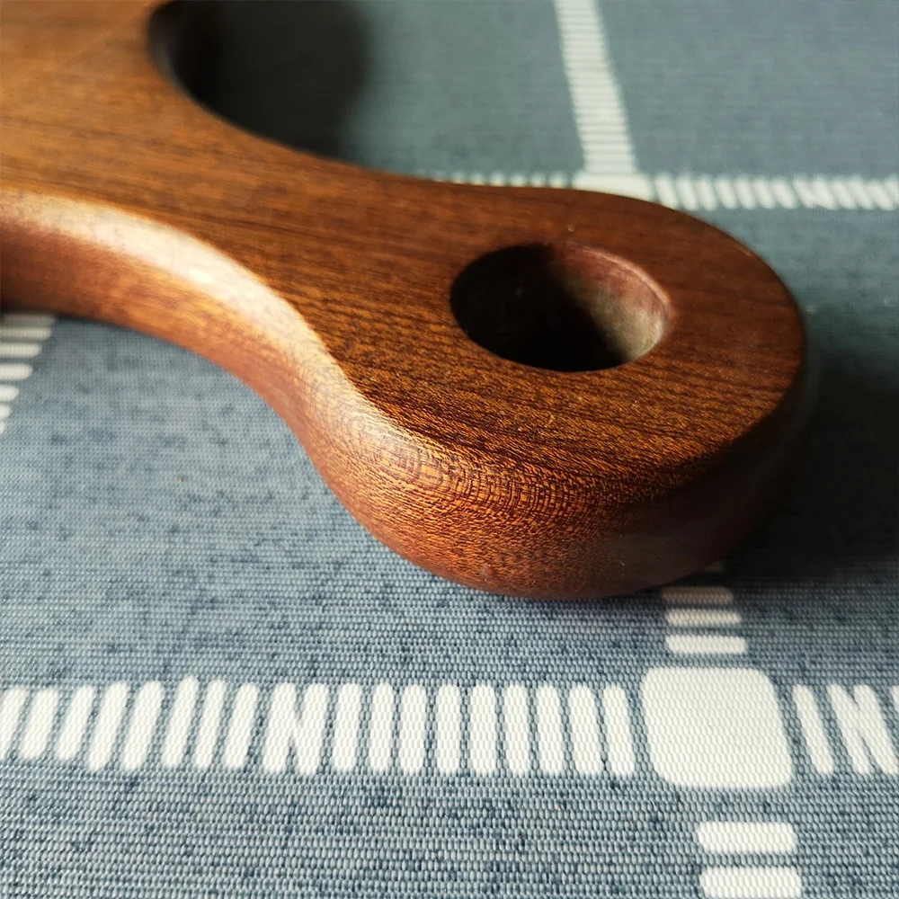 Деревянная разделочная доска с логотипом под заказ Сервировочная из Сапеле 3 сетками и