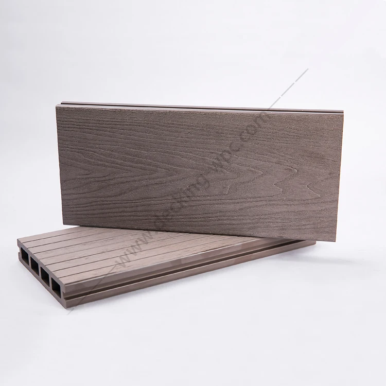 Светлый деревянный пластиковый композит используемый вокруг бассейна