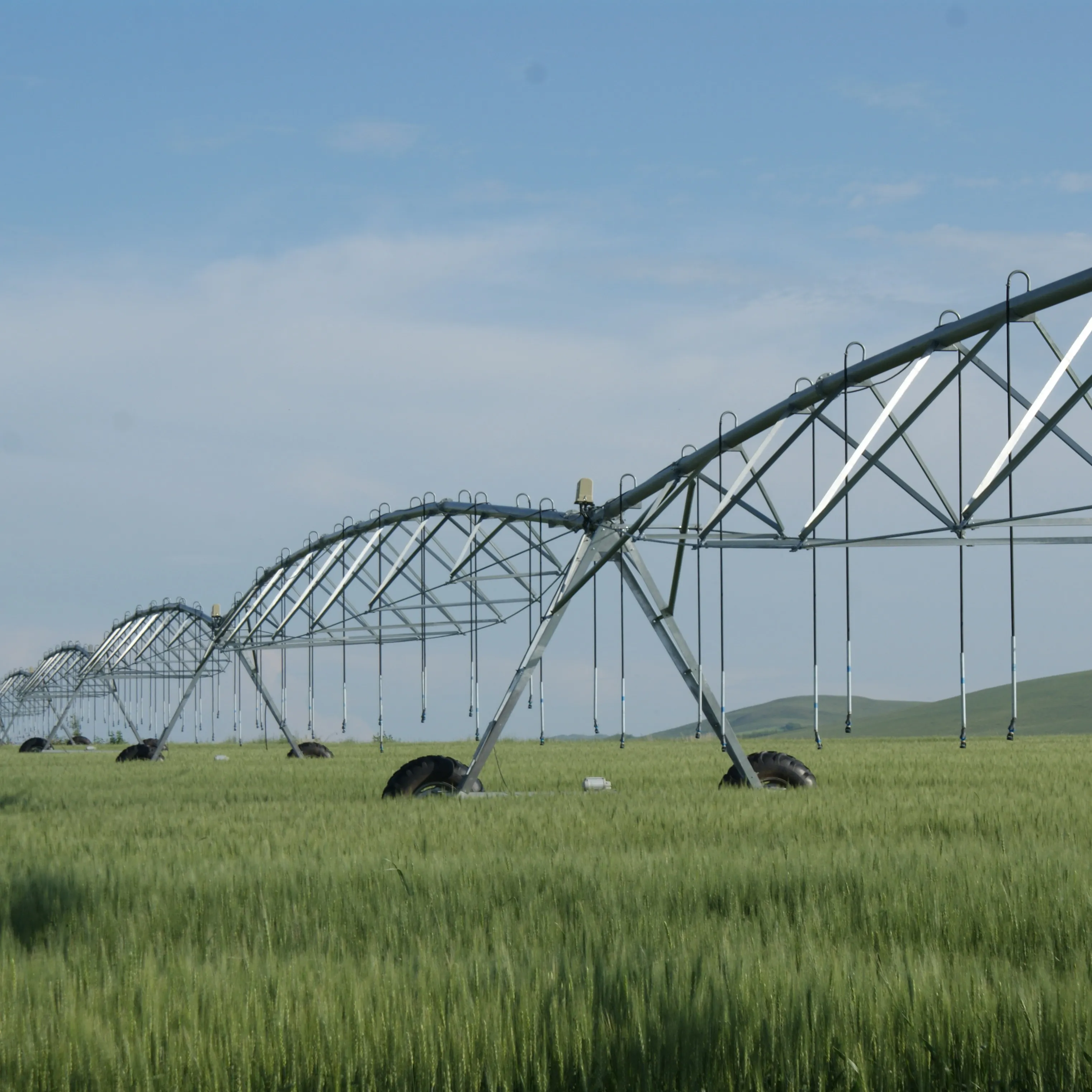 Farm Lateral Move Irrigation / Four Wheel Linear Irrigation Systems With Fertilization For Agriculture Machine
