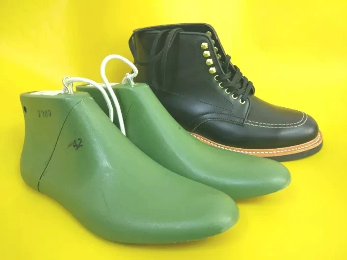 Men working boots plastic shoe lasts