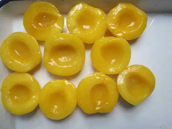 Консервированные фрукты (желтый персик в баночках)