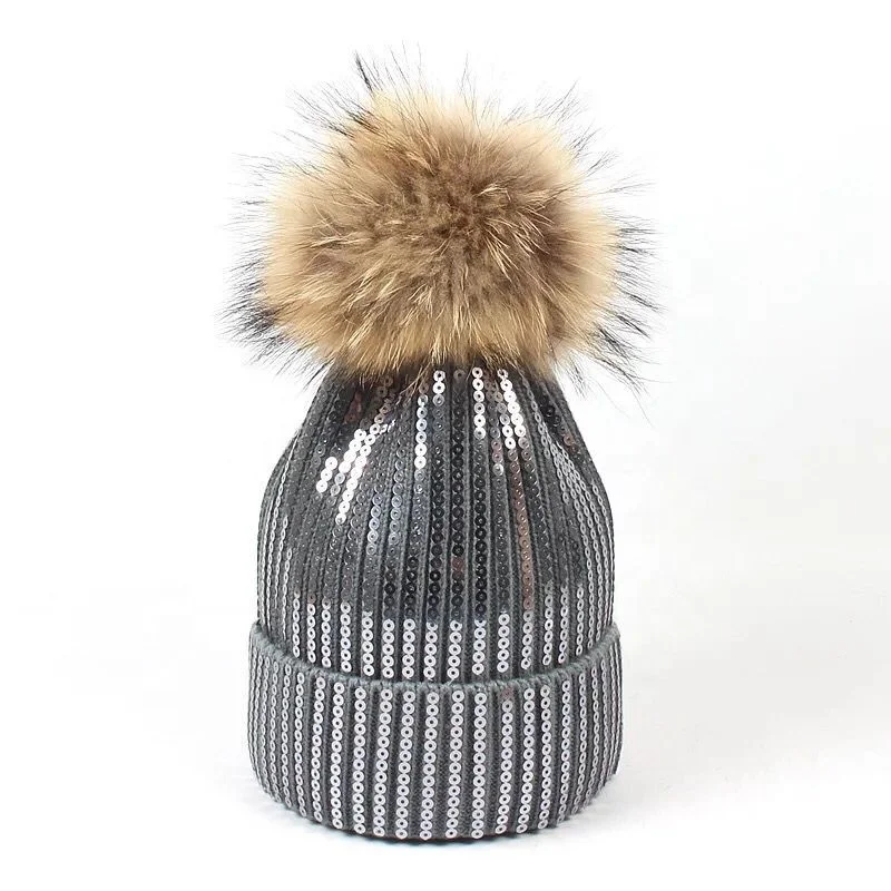 Женская зимняя меховая шапка с большим помпоном из меха енота