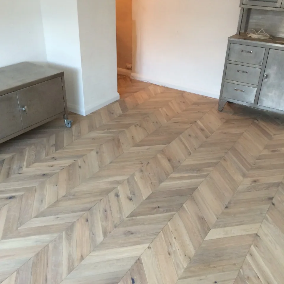 New design high quality oak engineered chevron parquet flooring
