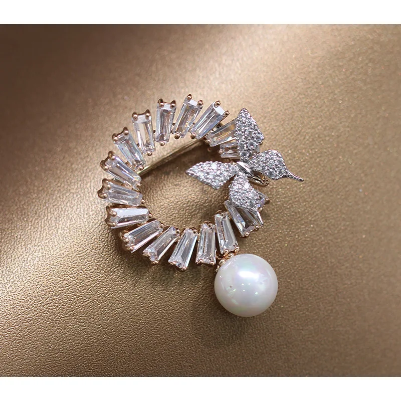 
Elegant Women Zircon Round Copper Brooch With Butterfly Pearl pendant 