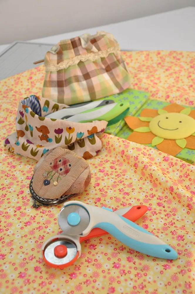 Taiwan 45mm Safety Lock Soft Grip Leather ergonomic plastic paper quilt rotary cutter for quilting