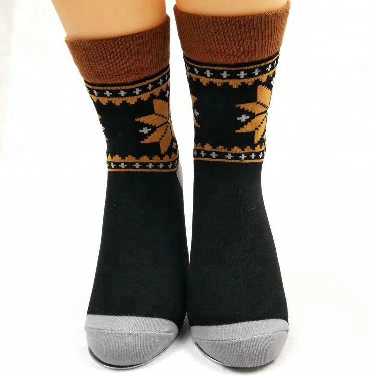 
Yinyu Fashion Limax Maple Leaf Jacquard Graphic Socks Custom Women 