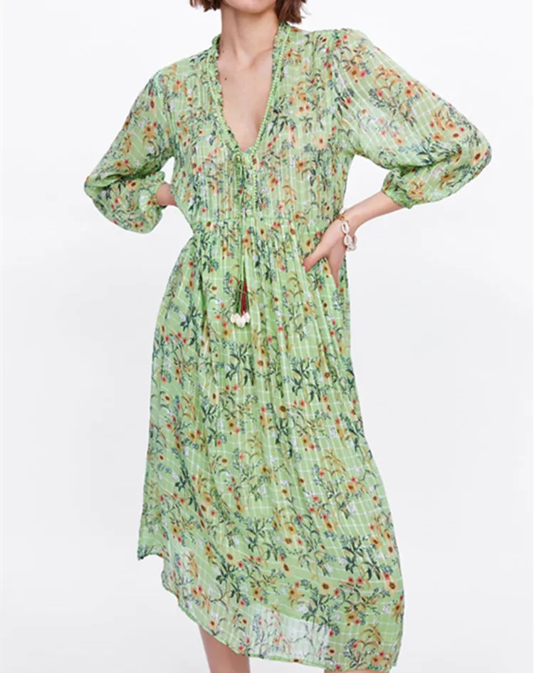 Мягкое платье с V-образным вырезом и длинными рукавами-фонариками и отложными манжетами