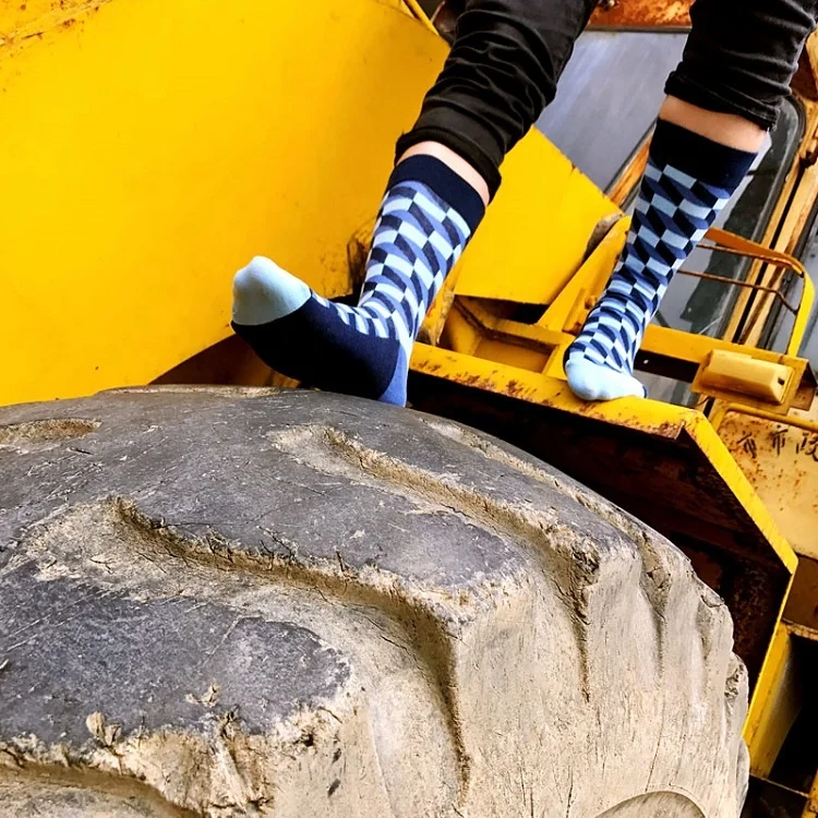 wholesale cool Casual grid  tube couple knee high SOCKS