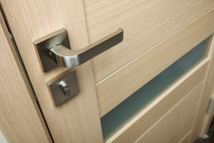 Деревянная дверь в дубае оаэ