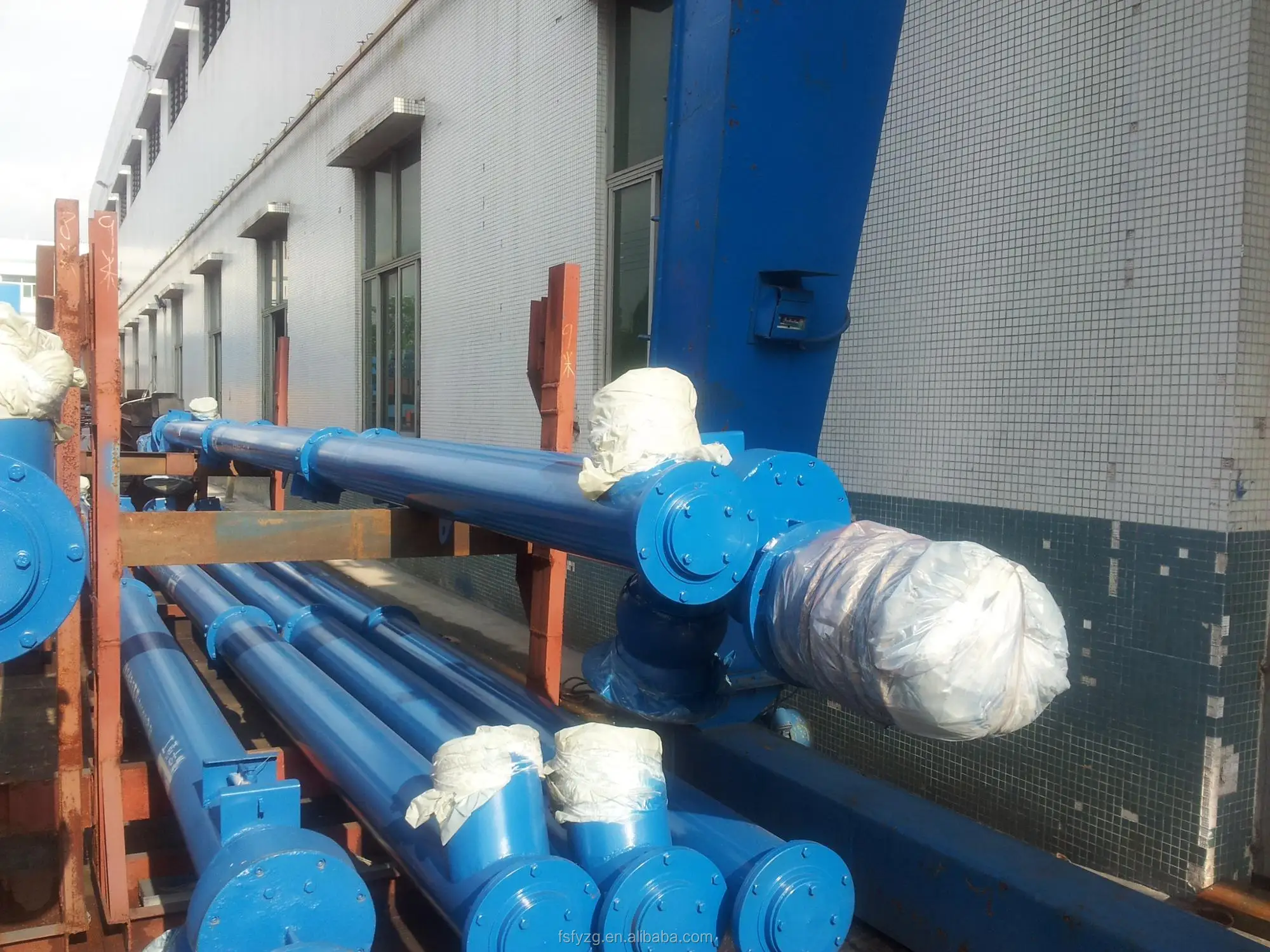 LSY325 screw conveyor is used for transporting cement, coal ash and other materials in concrete mixing station