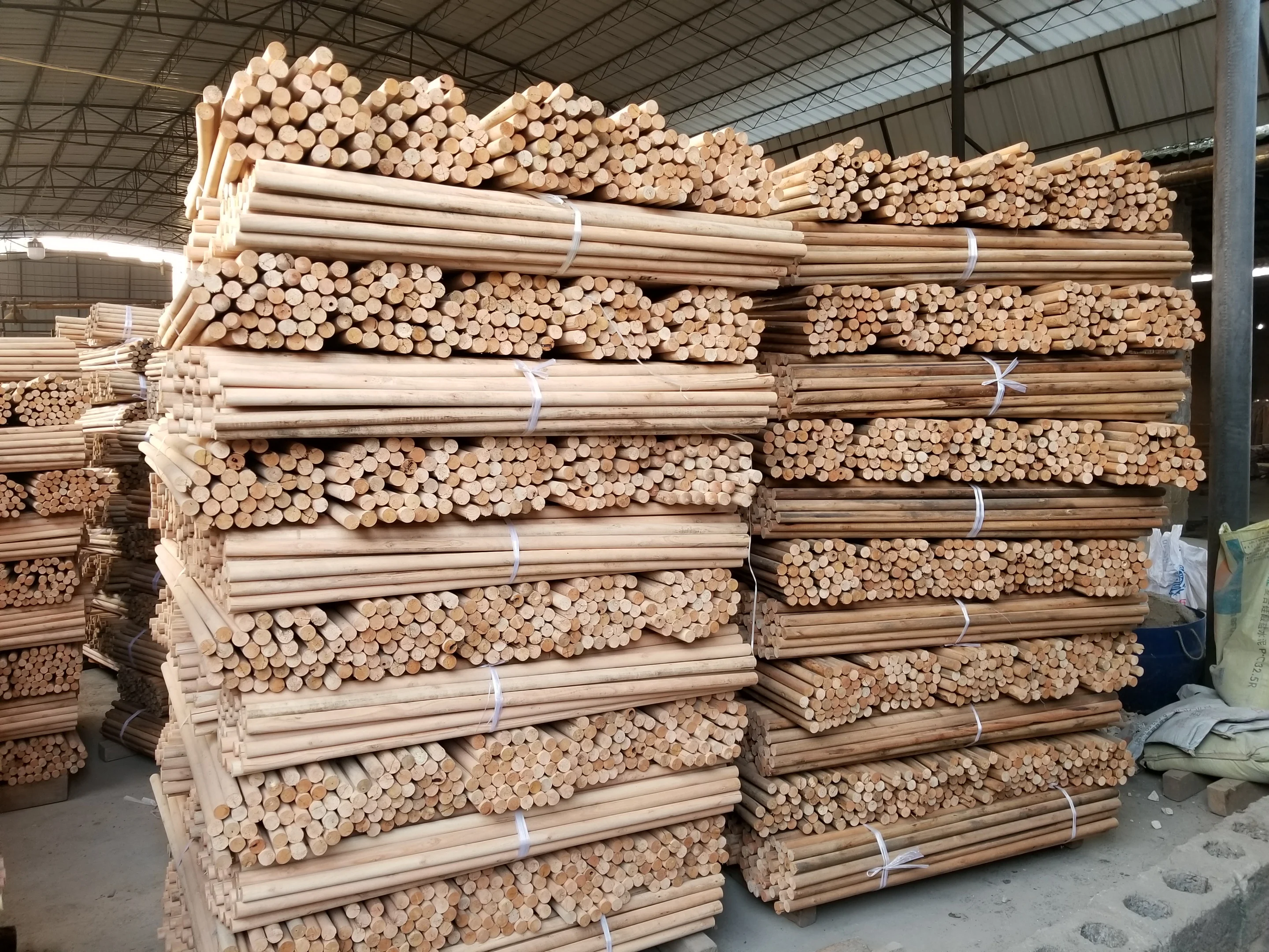 Natural broom handles wholesale handle thread tip garden hardware tools floor brush broom stick