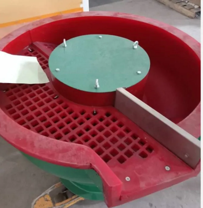 Automatic vibratory polishing drum with straight mouth  and  automatic separation Sieve