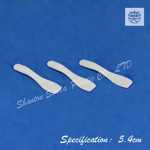 Маленькая пластиковая плоская ложка для косметики