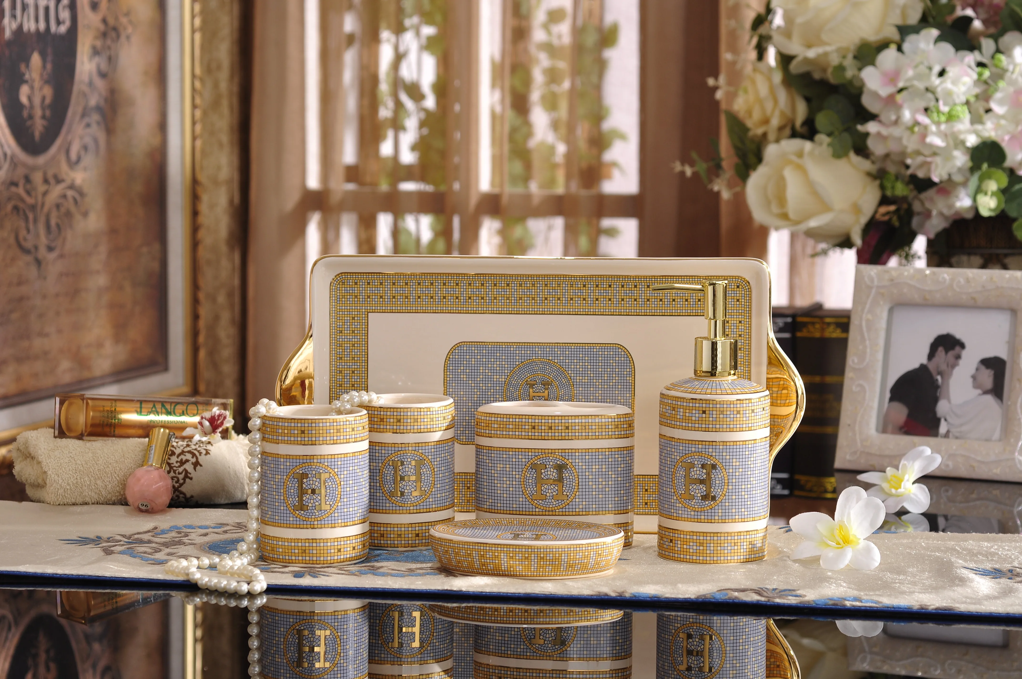 
High Quality Home Decoration Bathroom Accessories Golden Design Ceramic Bathroom Set 