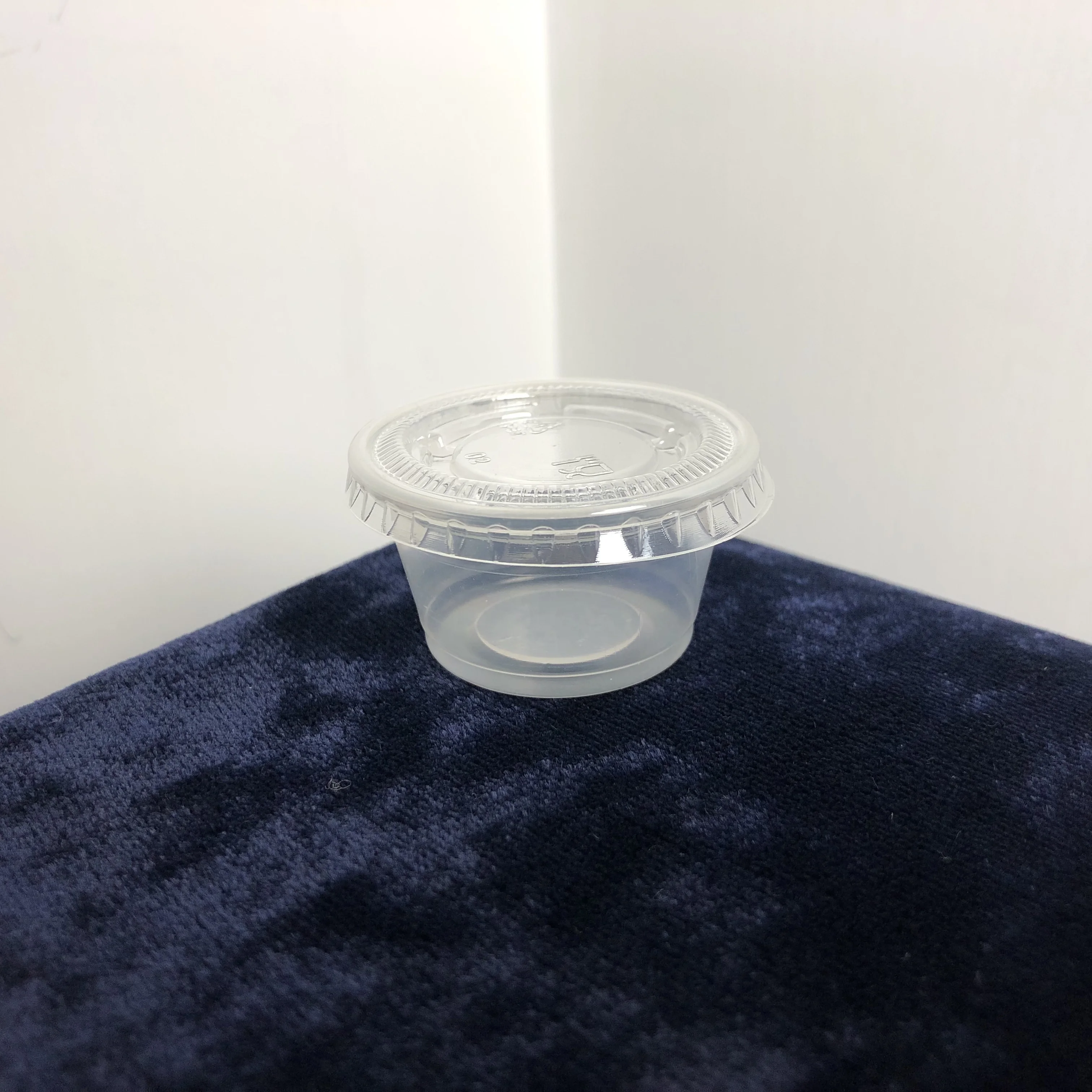 Белая/черная одноразовая пластиковая чашка объемом 0,75 унции из ПП (чашка для соуса/кружка для суфле) с крышкой из ПЭТ