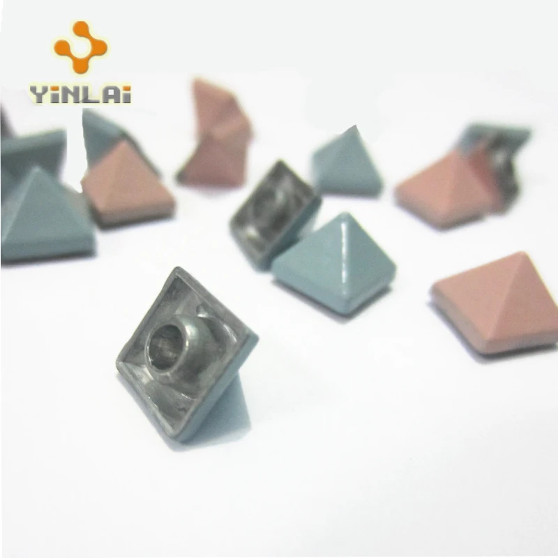 Оптовая продажа цветных заклепок в виде пирамиды