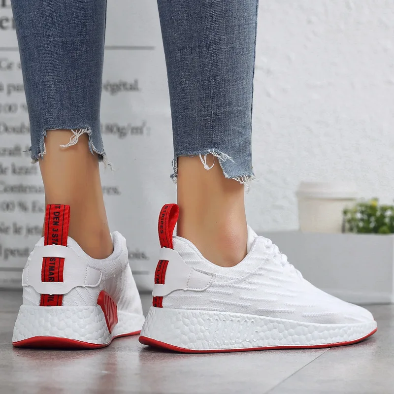 Красивые и практичные легкие кроссовки для бега на шоссе, женская белая спортивная обувь