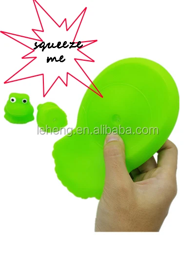 Custom squeeze soft plastic bathroom green frog toy mother&son baby bath toys