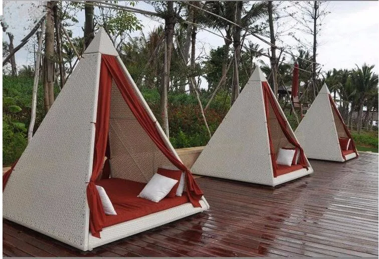 Good Quality PE Rattan Beach Daybed Wicker Furniture Triangle Sun Bed