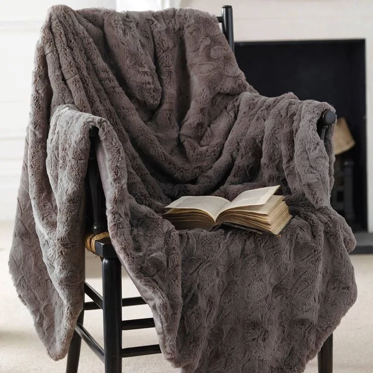 Wholesale high quality 100% polyester warm large faux fur throw blankets soft faux fur blanket furry blankets for all seasons