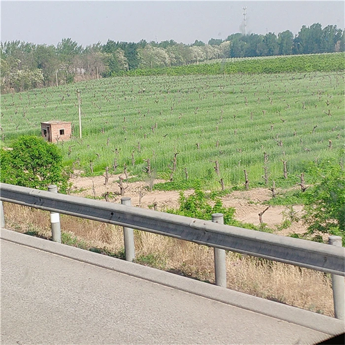 Заводская поставка конкурентоспособная цена ограда с высоким уровнем безопасности металлический w балка страна дорожный мост дорожный барьер