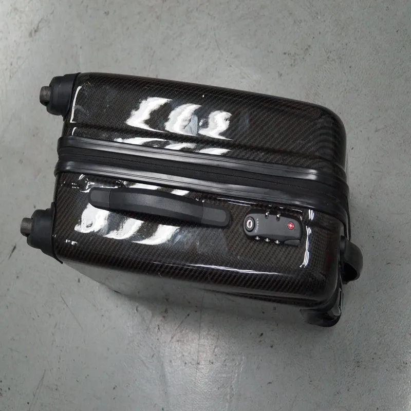 Чемодан из углеродного