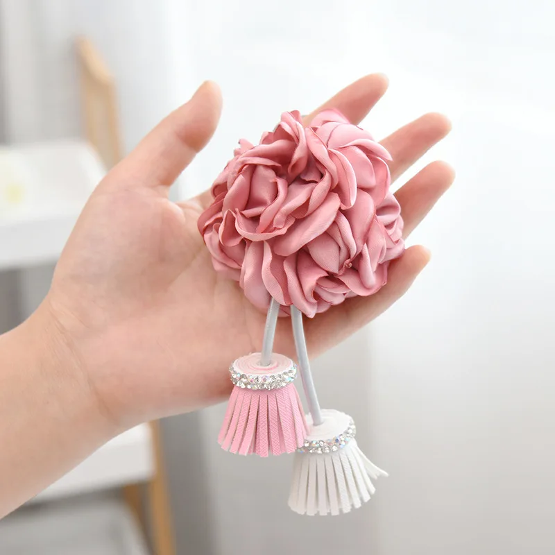 2021 Korean version of the hanging edge burning hot flower bag pendant jewelry female diamond PU tassel alloy key chain manufacturers