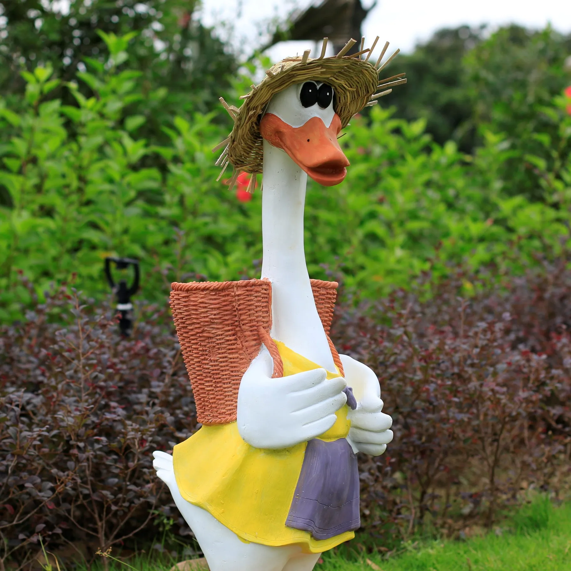 Factory Price Lovely Fiberglass Cartoon Duck Statue For Garden Decoration
