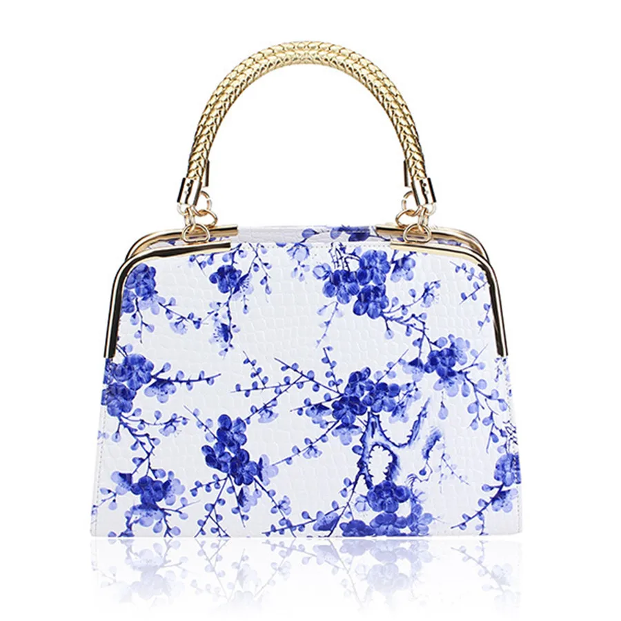 Blue and white handbag Discover the latest collection of CHANEL Handbags. Explore the full range of Fashion Handbags and find your favorite pieces on the CHANEL website.