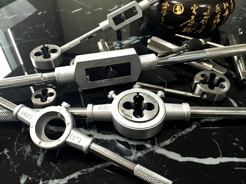 High quality 110 Pieces Big Metal Case Package Tool Kit Hand Threading Tools Tap and Die Set