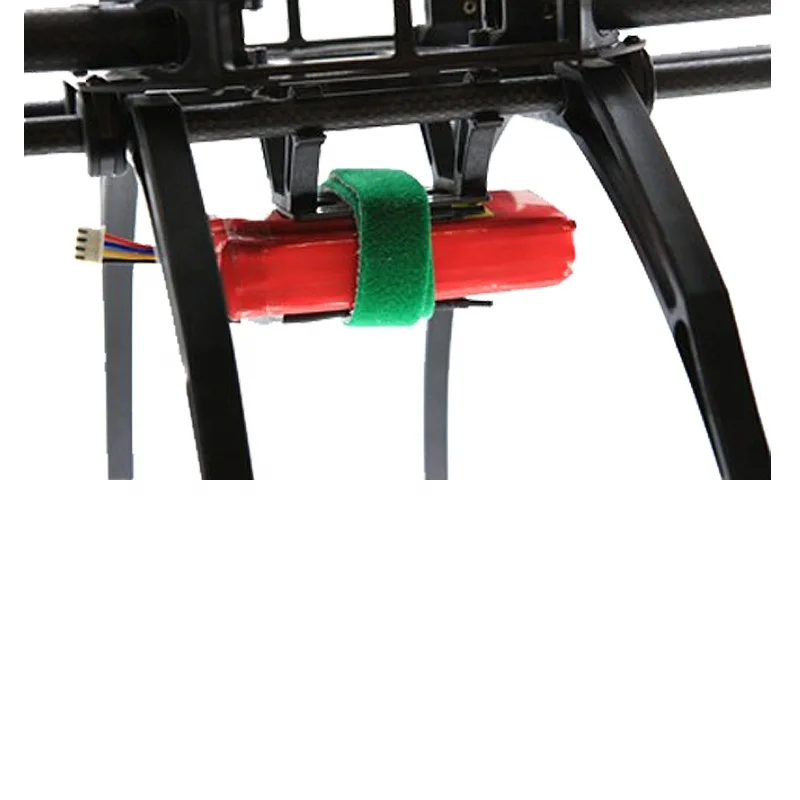 Небольшие кабельные стяжки с ярлыком сзади на крючке и петле