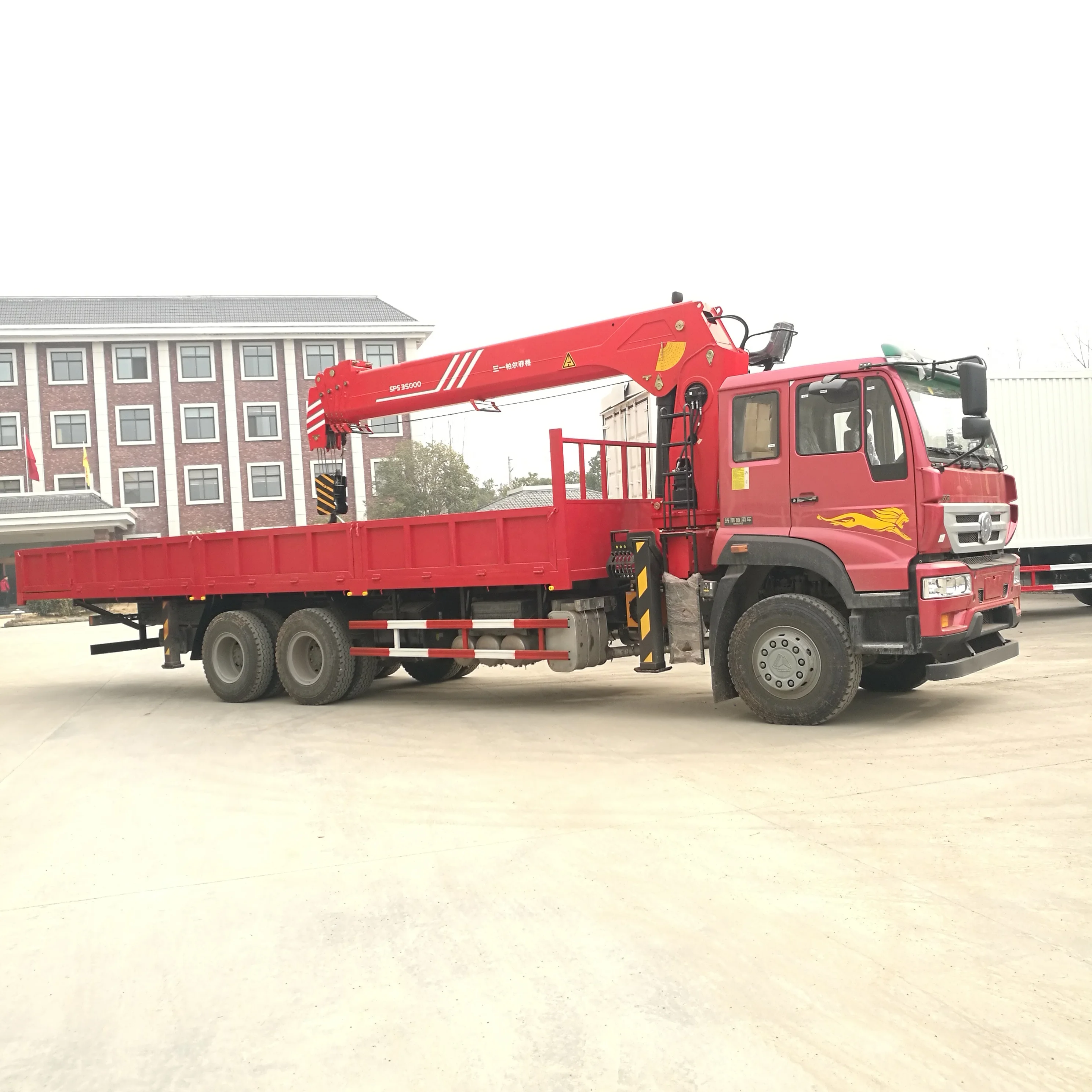 Sinotruk 14 tons new truck mounted crane
