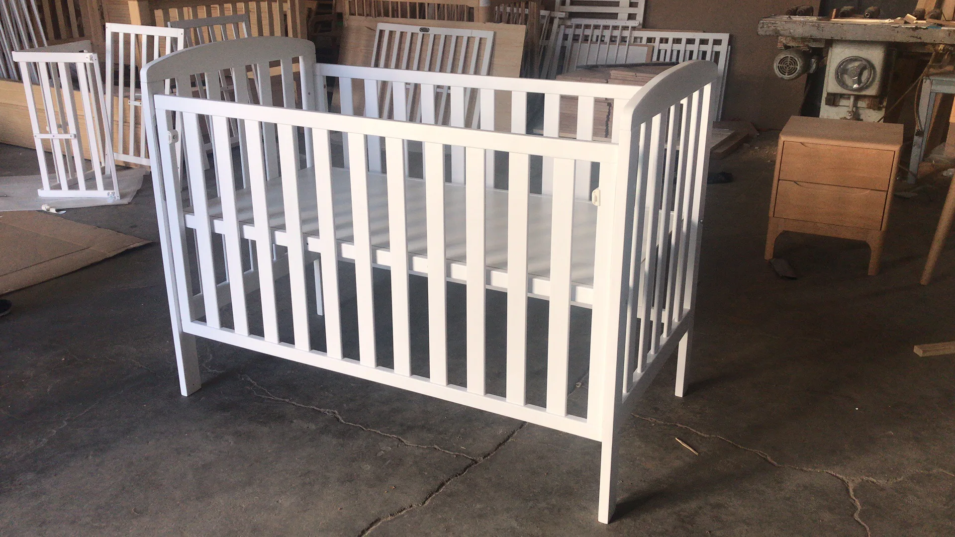 CJ-C032 China Unique Modern Solid Wooden Baby Cribs