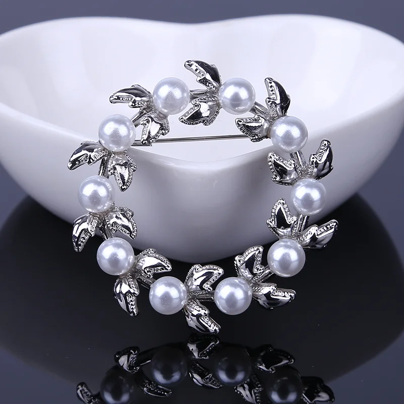 Hot selling fashion women round shaped alloy horseshoe brooches pearl garland brooches