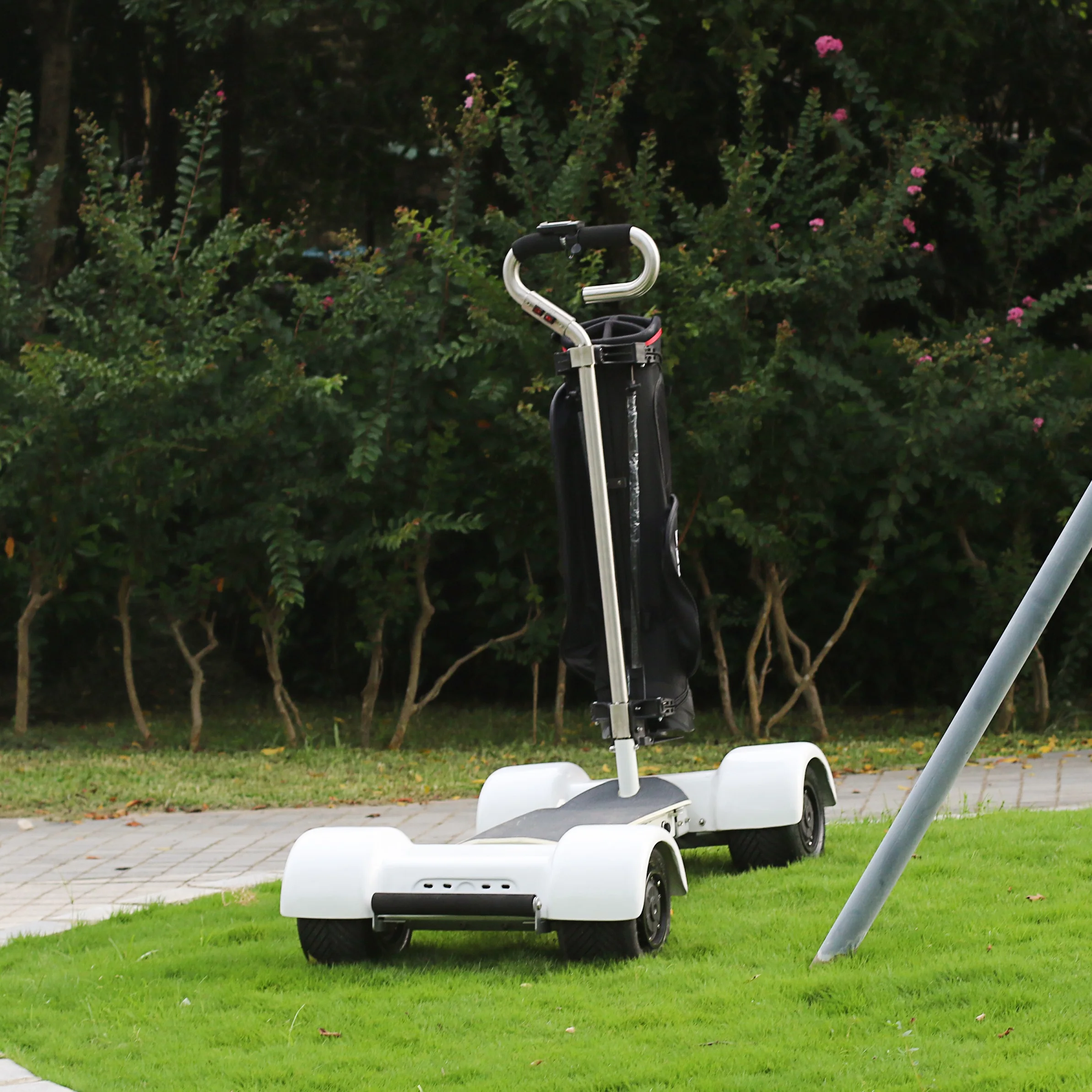 White Golf Cart Mobility Scooter 10.5inch Tire 4 Wheels 2000W Electric Golf Scooter Golf Board